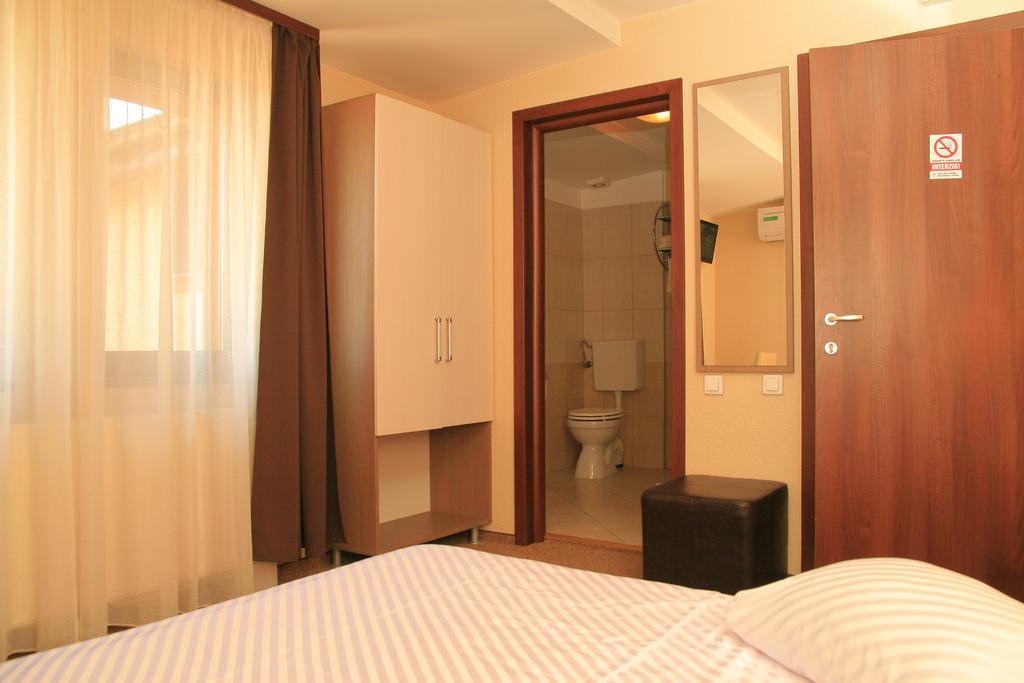 Târgu-Mureş Pension Cleopatra מראה חיצוני תמונה